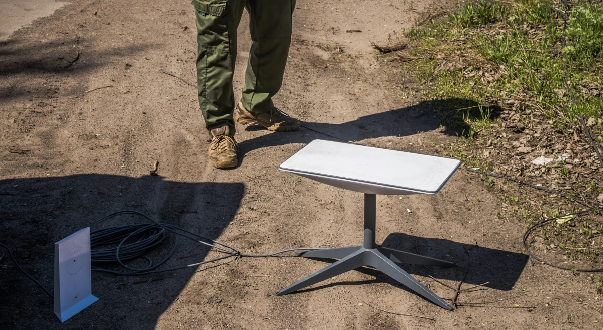 Ukraińscy specjaliści od cyberbezpieczeństwa przeprowadzili operację, w ramach której zebrali dane o ponad dwóch tysiącach rosyjskich terminali Starlink, dokładnych pozycjach wrogich oddziałów i ponad 30 rosyjskich kolaborantach. W akcji wykorzystano desperację rosyjskich żołnierzy, którzy próbowali obejść ograniczenia nałożone przez SpaceX.