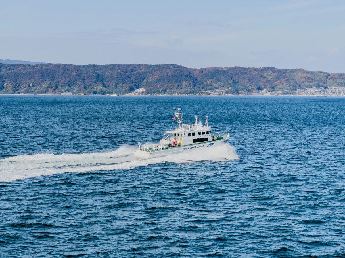 Japońskie służby zatrzymały chiński kuter rybacki oraz aresztowały jego kapitana po tym, jak jednostka zignorowała polecenie zatrzymania się do kontroli w wyłącznej strefie ekonomicznej Japonii - poinformowała Agencja ds. Rybołówstwa. To pierwszy taki incydent z udziałem chińskiej jednostki od 2022 roku. Zdarzenie ma miejsce na tle narastających napięć dyplomatycznych między Tokio a Pekinem.