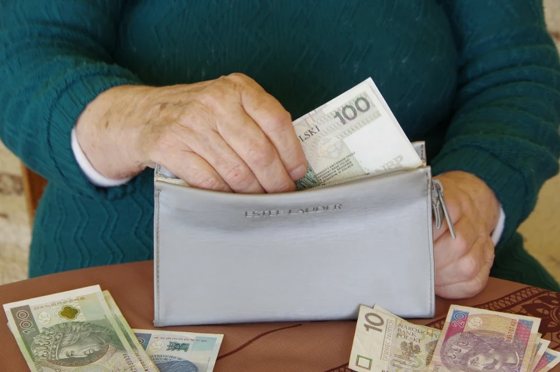 Dodatek pielęgnacyjny z ZUS – kto i ile dostaje?