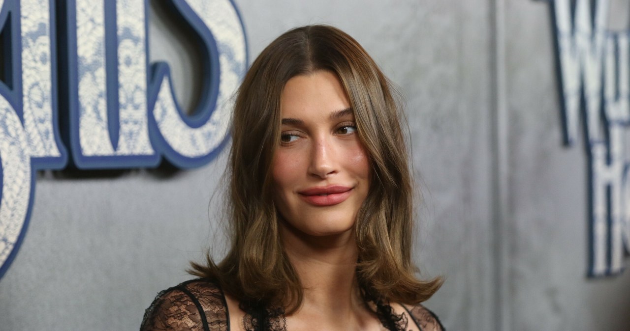 Hailey Bieber poszła na całość. Prześwitująca suknia sporo odsłoniła