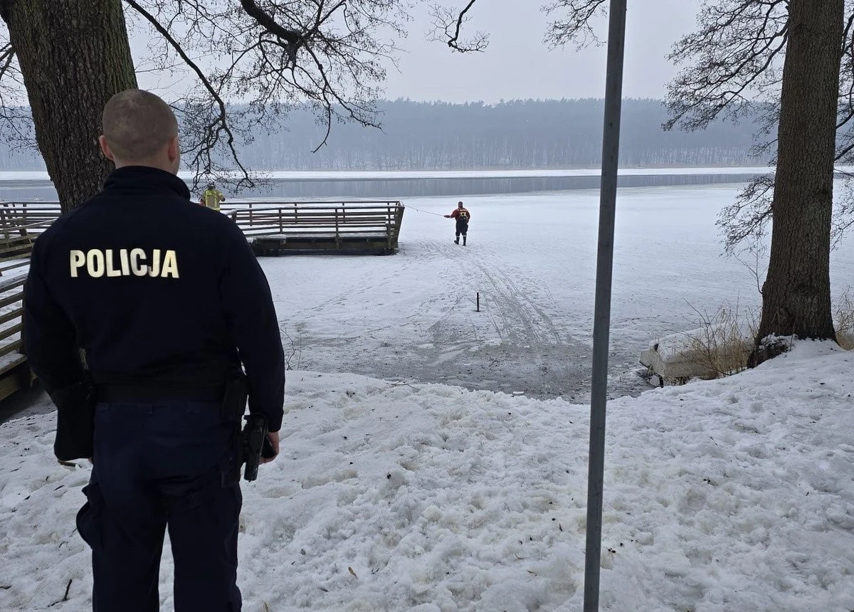 W Lidzbarku koło Działdowa doszło do niebezpiecznego zdarzenia na zamarzniętym jeziorze. 64-letni mężczyzna wpadł do lodowatej wody, bo poszedł za swoim psem. Dzięki szybkiej reakcji świadka i policjantów, udało się uniknąć tragedii.