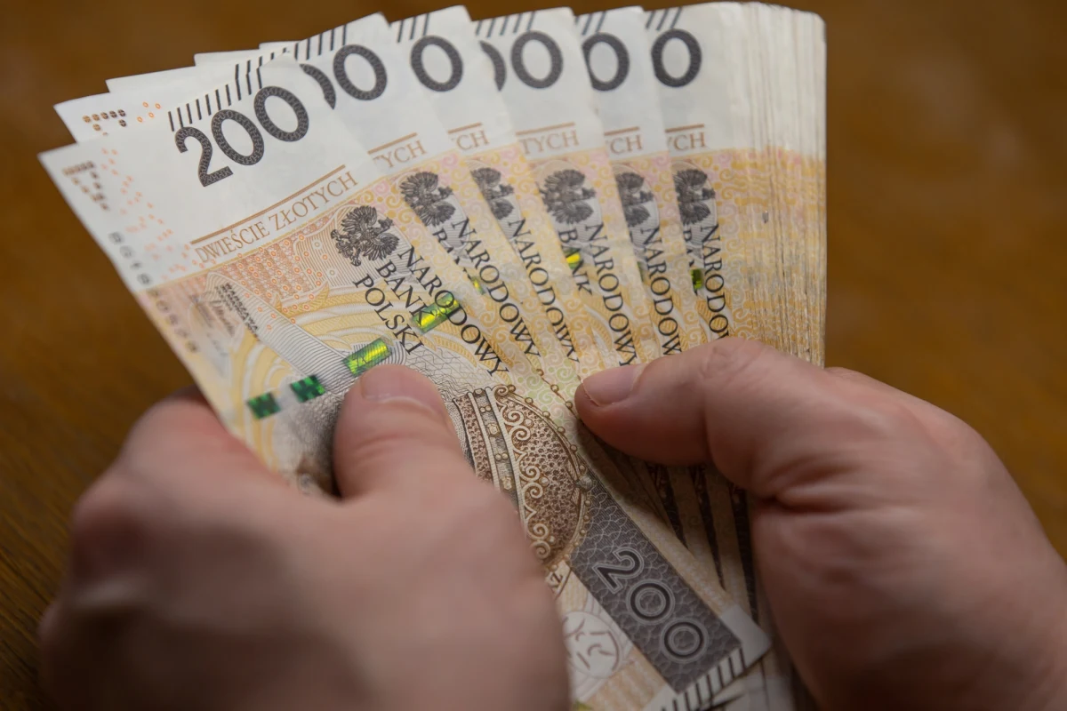 Według wstępnych danych, które przytoczył Główny Urząd Statystyczny, inflacja w styczniu wyniosła 2,2 proc. rok do roku. W opinii ekonomistów powrót do celu inflacyjnego Narodowego Banku Polskiego jest trwały, co umożliwi obniżkę stóp procentowych na najbliższym, marcowym posiedzeniu Rady Polityki Pieniężnej.