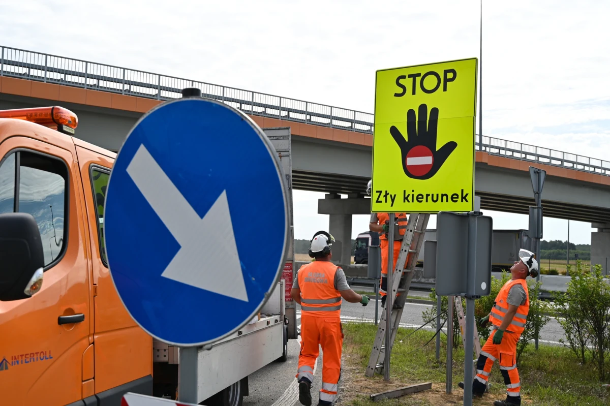 Już za kilka dni wejdą w życie przepisy dotyczące nowych znaków drogowych i tablic informacyjnych. Zmiany, które zaczną obowiązywać 19 lutego 2026 roku, mają na celu poprawę bezpieczeństwa i przejrzystości przepisów. Sprawdź, na co powinni zwrócić uwagę kierowcy i jakie nowości czekają na użytkowników dróg.