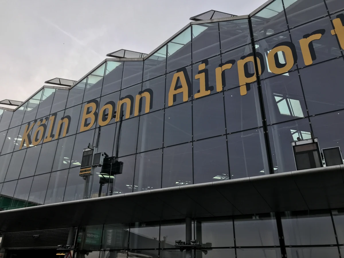 Lotnisko Kolonia/Bonn w zachodnich Niemczech wznowiło działalność po porannej awarii systemu kontroli bezpieczeństwa. Incydent wywołał poważne utrudnienia i interwencję policji. Pasażerowie powinni przygotować się na wydłużony czas oczekiwania.