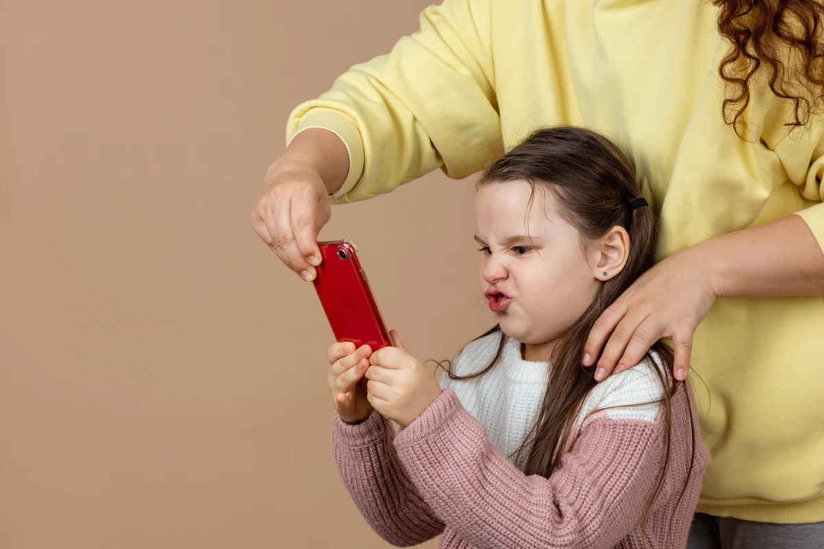 Zamiast zakazywać dzieciom telefonów, odkładajmy własne! Rusza ogólnopolska kampania "Zaloguj się do relacji", która pokazuje, że to my - dorośli - jesteśmy wzorem cyfrowych zachowań. Eksperci alarmują: technologia nie jest wrogiem, ale sposób, w jaki z niej korzystamy, może odbierać nam bliskość.