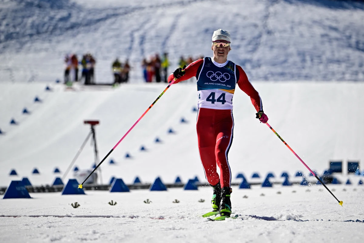 Norweg Johannes Klaebo wygrał olimpijski bieg narciarski na 10 kilometrów stylem dowolnym. Srebrny medal wywalczył Francuz Mathis Desloges. Z kolei brązowy medal wywalczył kolejny Norweg Einar Hedegart, który jeszcze w połowie dystansu miał 5 sekund przewagi nad Klaebo. Dla zwycięzcy to ósme mistrzostwo olimpijskie w karierze. W klasyfikacji wszech czasów Klaebo dogonił największe gwiazdy zimowych dyscyplin sportu. Łącznie to jego 10. olimpijski krążek.