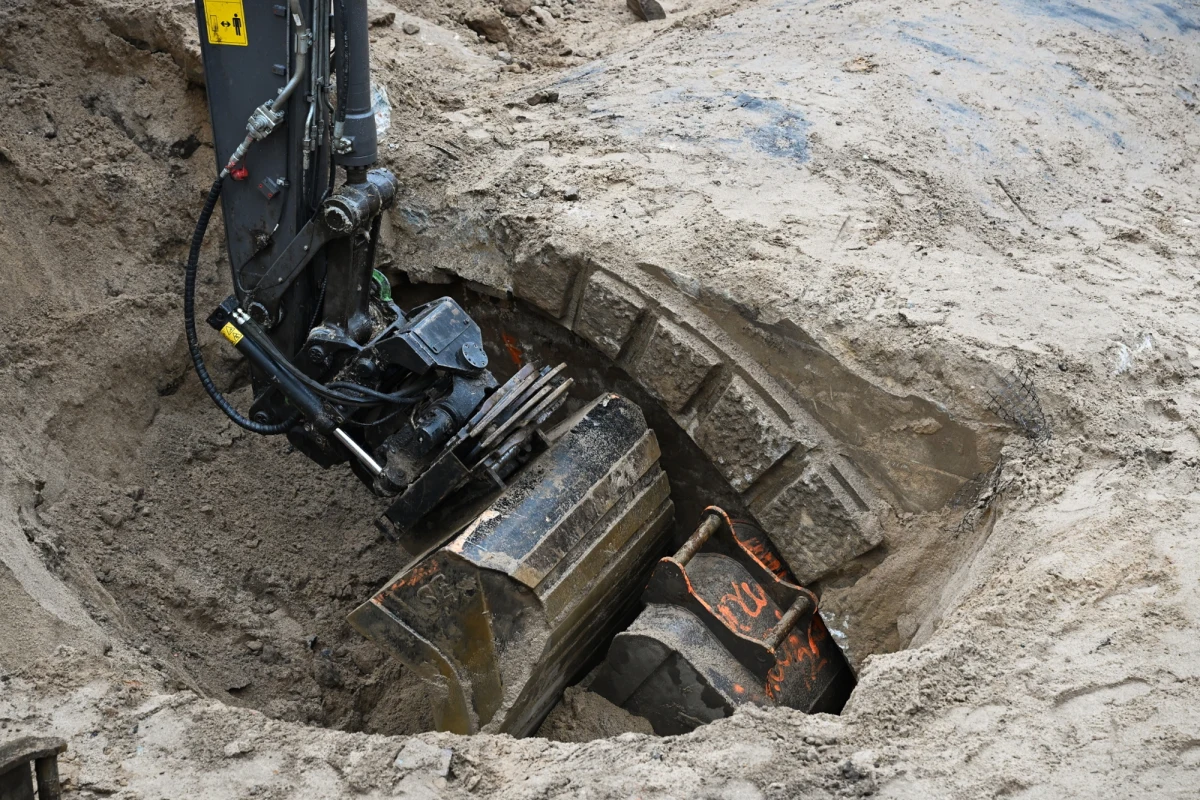 Podczas prac modernizacyjnych na ul. Zwycięstwa w Koszalinie natrafiono na niespodziewane znalezisko. To dawny most nad rzeką Dzierżęcinką z II połowy XIX wieku. Odkrycie zaskoczyło nawet specjalistów od ochrony zabytków.