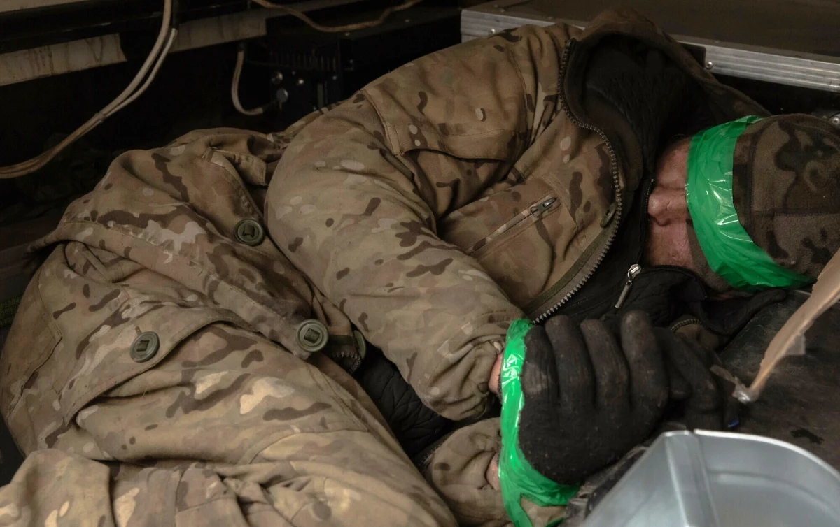 Jeśli łączność kuleje, nie sposób efektywnie prowadzić działań wojennych. Wiedzą to wszyscy, w tym Rosjanie, którzy mierzą się z tym problemem od paru dni. Kłopoty pojawiły się po dwóch ciosach, które najpierw wyprowadził Elon Musk, a potem władze na Kremlu. W efekcie siły rosyjskie walczą na ukraińskim froncie trochę po omacku.