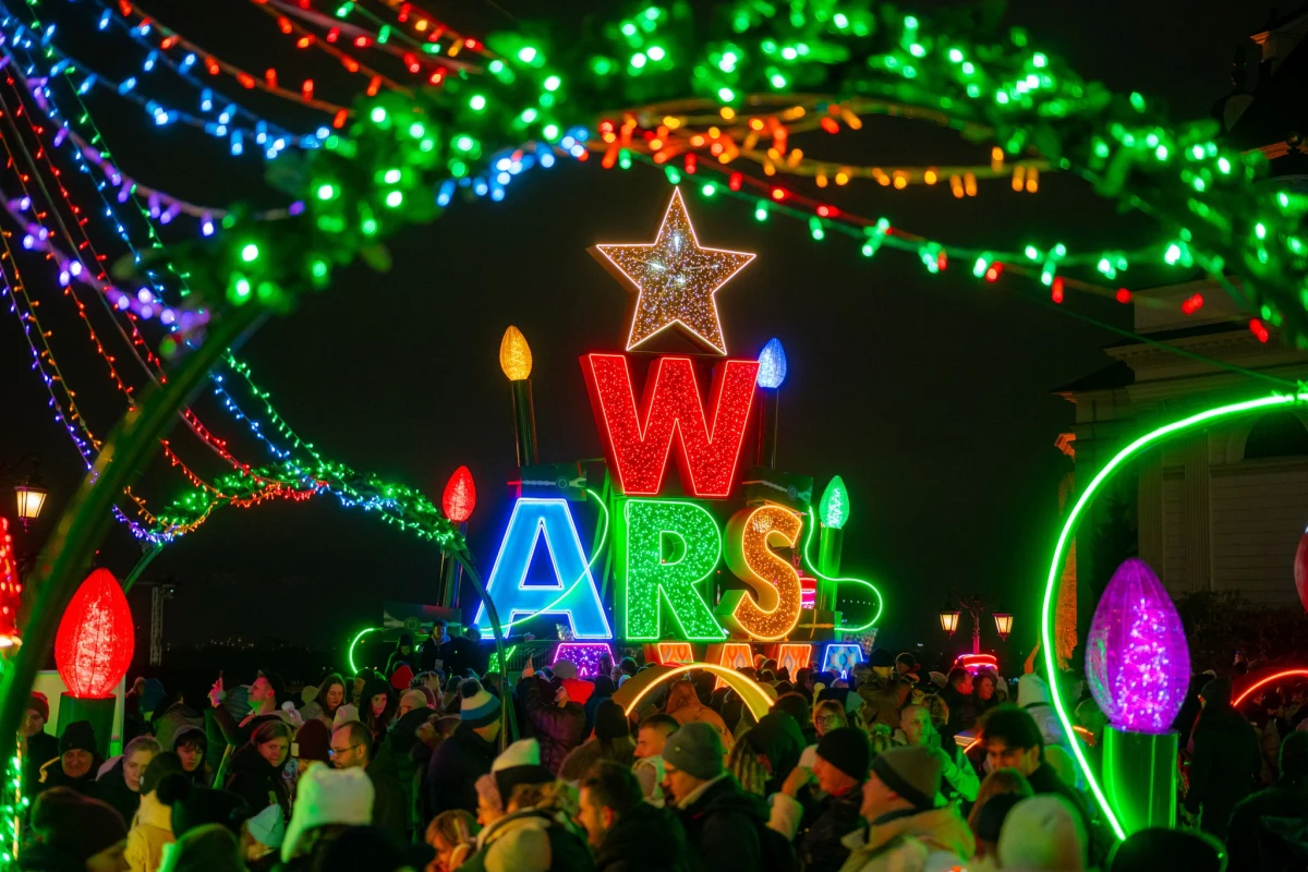 To już ostatnia okazja, by podziwiać świąteczną iluminację na Trakcie Królewskim w Warszawie. Zarząd Dróg Miejskich poinformował, że w nadchodzący weekend dekoracje rozświetlą miasto po raz ostatni. Po trzech latach ozdoby, które przywołują klimat Warszawy lat 50. i 60., znikną bezpowrotnie.