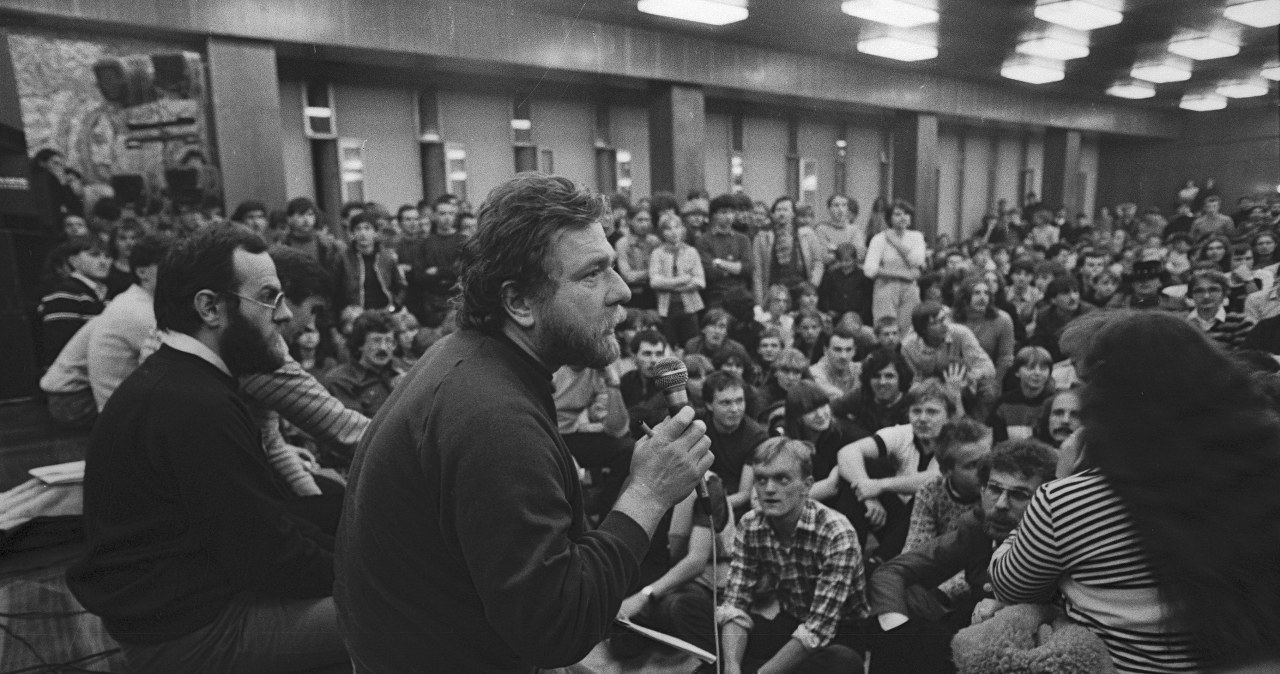 Od dawna nie pokazuje swoich zdjęć. Głosem wychował pokolenia Polaków