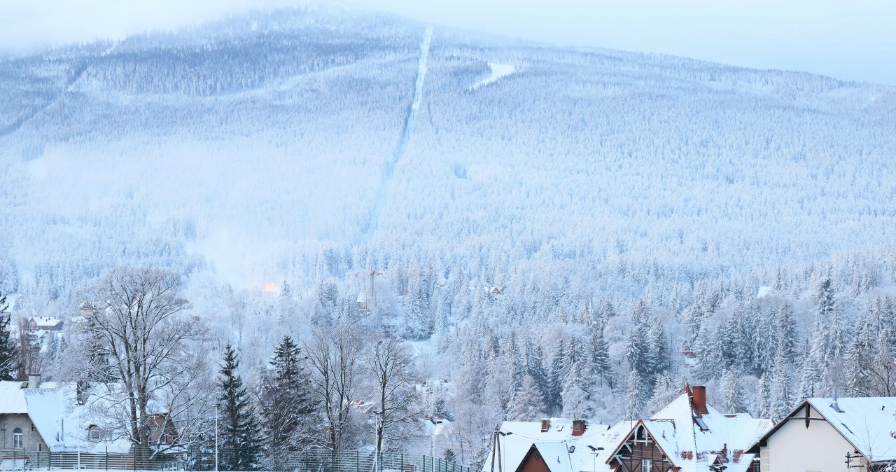 Ten polski kurort nazywają "małą Szwajcarią". Lubią go seniorzy i narciarze