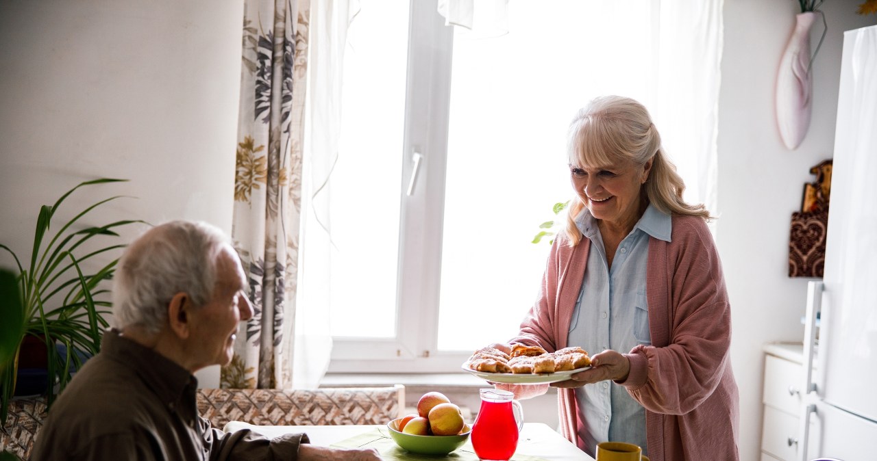 Seniorze, jesz śnidanie o tej porze? Konsekwencje mogą być poważne
