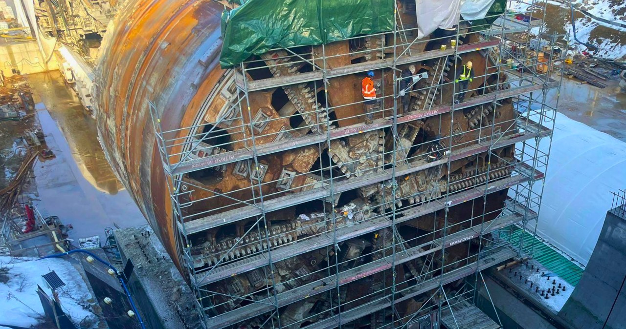 Gigant ważący 4,4 tys. ton obrócony na S19. "Karpatka" gotowa do pracy