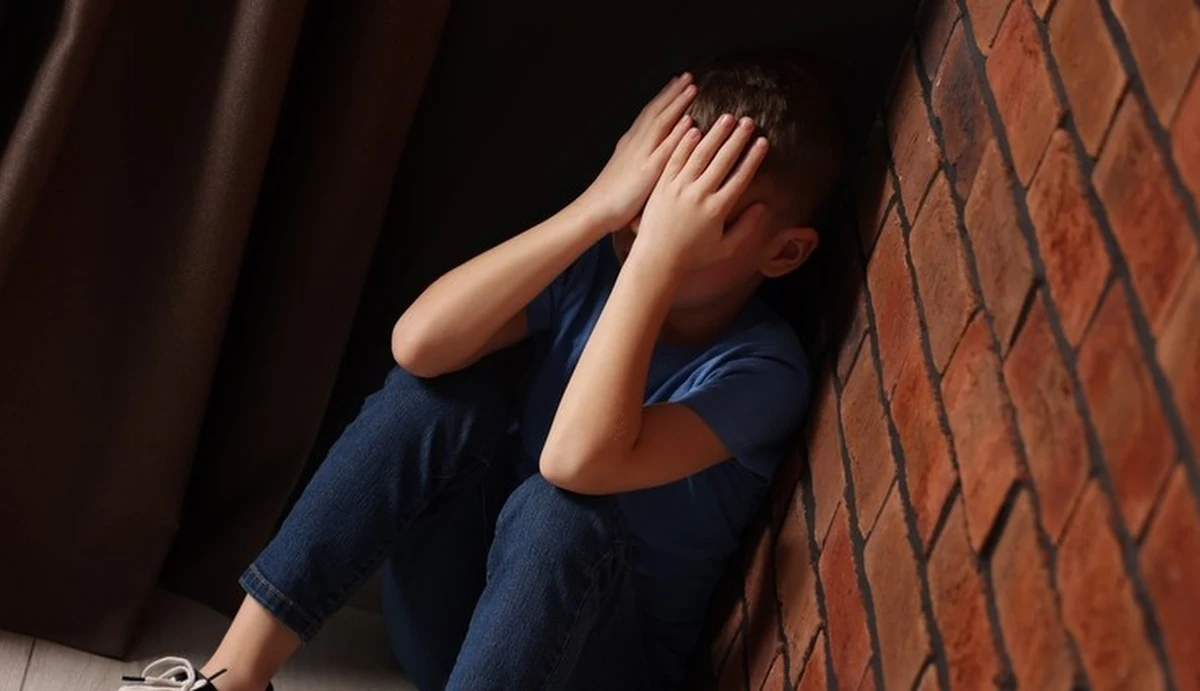 Do 10 lat więzienia grozi rodzicom zastępczym ze Zgierza (woj. łódzkie), którzy odpowiedzą za znęcanie się nad 8-letnim podopiecznym ze szczególnym okrucieństwem. Zarzuty usłyszał także znajomy pary. 