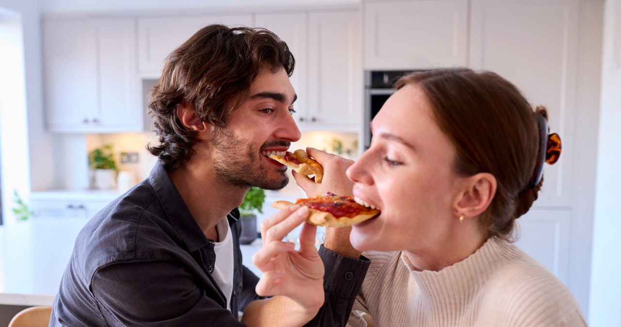 Co wspólnego mają seriale z lat 90. z zajadaniem stresu, smutku i samotności?