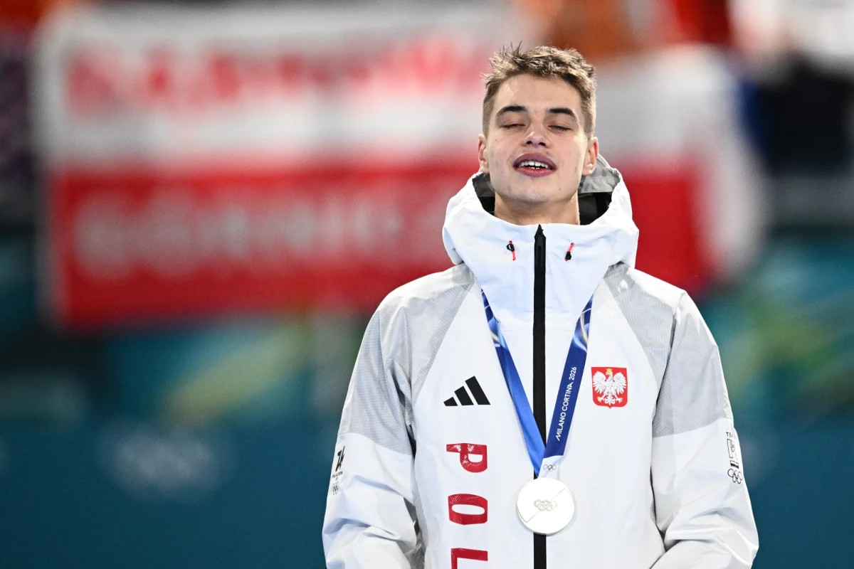 Polski panczenista Władimir Semirunnij zdobył srebrny medal w biegu na 10 000 m. To drugie podium Biało-Czerwonych na igrzyskach Mediolan-Cortina d'Ampezzo. Wcześniej Kacper Tomasiak zdobył srebrny medal olimpijski w skokach narciarskich na normalnym obiekcie.
