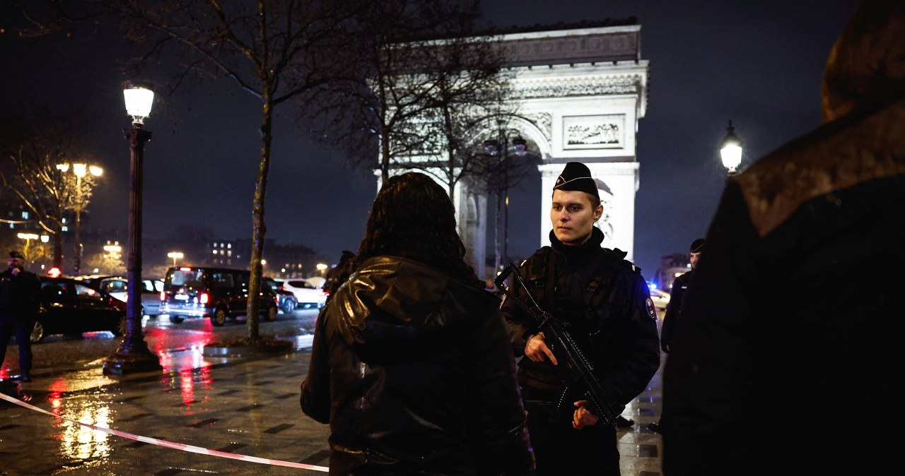 Atak nożownika w sercu Paryżu. Napastnik rzucił się na policjantów