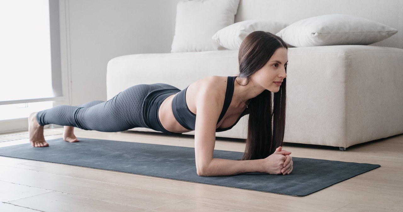 Brzuch, ramiona i plecy. Jedno ćwiczenie, które rzeźbi całe ciało