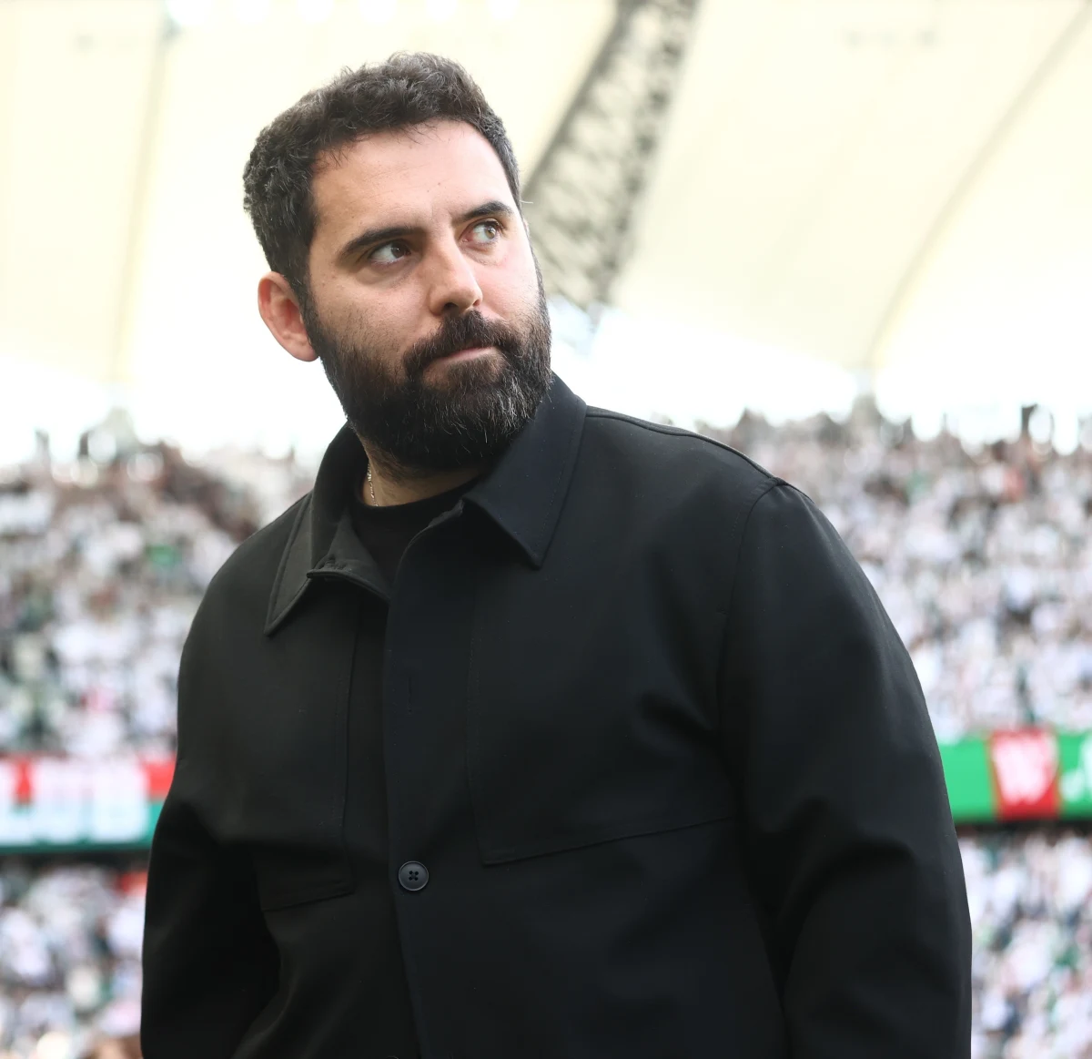 Skandal w meczu polskiej ekstraklasy pomiędzy Radomiakiem Radom a Koroną Kielce. Goncalo Feio, portugalski szkoleniowiec gospodarzy, który w przeszłości prowadził m.in. Legię Warszawa, w pierwszej połowie meczu został ukarany czerwony kartką i resztę spotkania oglądał z trybun. Przyczyną wykluczenie trenera Radomiaka były "wyartykułowane przez Feio oskarżenia o charakterze korupcyjnym pod adresem sędziego".