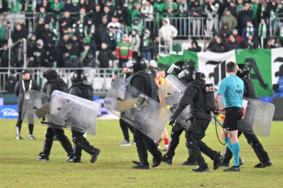 Skandal w meczu polskiej ekstraklasy pomiędzy Radomiakiem Radom a Koroną Kielce. Goncalo Feio, portugalski szkoleniowiec gospodarzy, który w przeszłości prowadził m.in. Legię Warszawa, w pierwszej połowie meczu został ukarany czerwoną kartką i resztę spotkania oglądał z trybun. Przyczyną wykluczenie trenera Radomiaka były "wyartykułowane przez Feio oskarżenia o charakterze korupcyjnym pod adresem sędziego". Gorąco było także po ostatnim gwizdku. Dyrektor marketingu Korony Kielce został trafiony butelką w głowę i znalazł się w szpitalu.