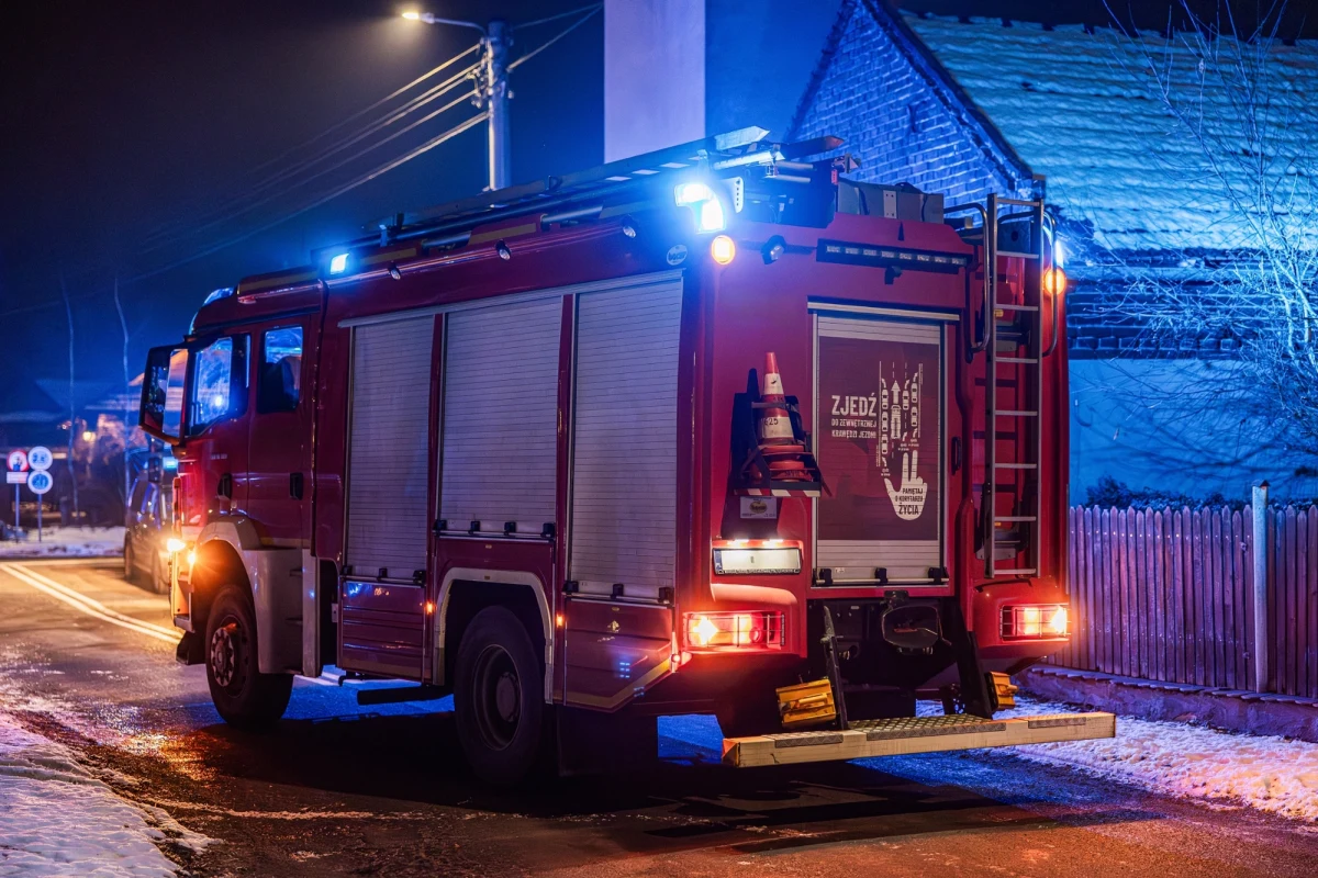 13 mieszkańców musiało opuścić tej nocy budynek w Zabrzu, w który wjechał samochód, uszkadzając skrzynkę gazową. Kierowca auta został zabrany do szpitala, lokatorzy wrócili już do swoich mieszkań - podały w sobotę rano służby kryzysowe wojewody śląskiego.