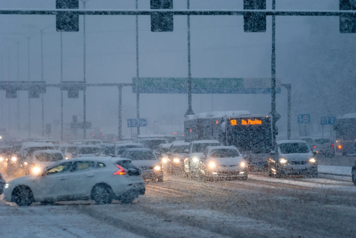 Instytut Meteorologii i Gospodarki Wodnej wydał w sobotę ostrzeżenia pierwszego stopnia przed intensywnymi opadami śniegu dla pięciu południowych województw. Śnieżyce, marznący deszcz i gwałtowne spadki temperatury mogą sprawić, że najbliższe godziny będą wyjątkowo trudne zarówno dla mieszkańców, jak i kierowców.