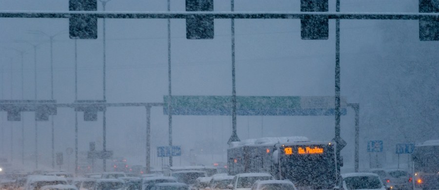 Instytut Meteorologii i Gospodarki Wodnej wydał w sobotę ostrzeżenia pierwszego stopnia przed intensywnymi opadami śniegu dla pięciu południowych województw. Śnieżyce, marznący deszcz i gwałtowne spadki temperatury mogą sprawić, że najbliższe godziny będą wyjątkowo trudne zarówno dla mieszkańców, jak i kierowców.