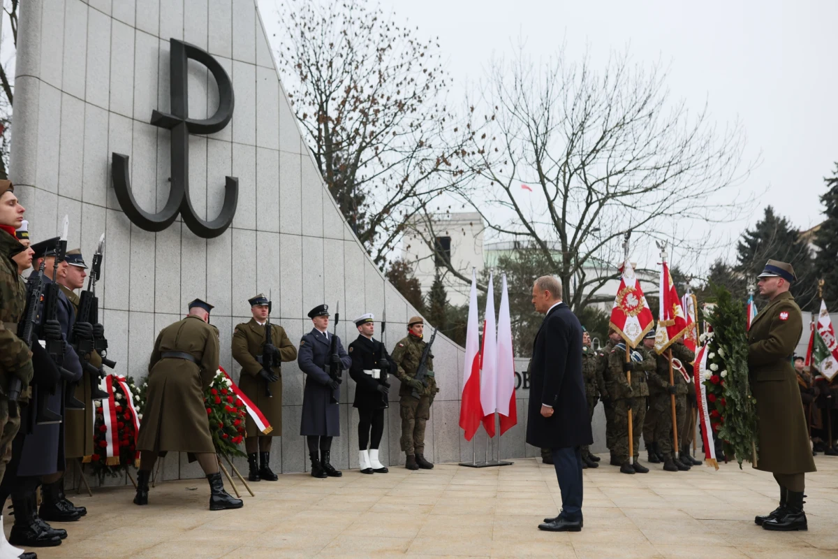 ​Żołnierze Armii Krajowej w najtrudniejszych chwilach naszej historii stanęli do walki o wolność i godność Polski - powiedział w sobotę premier Donald Tusk. Dodał, że ich walka miała głęboki i uniwersalny sens, który zachował się do dzisiaj. Jak stwierdził, walka o godność, wolność i własną ojczyznę nigdy się nie kończy.