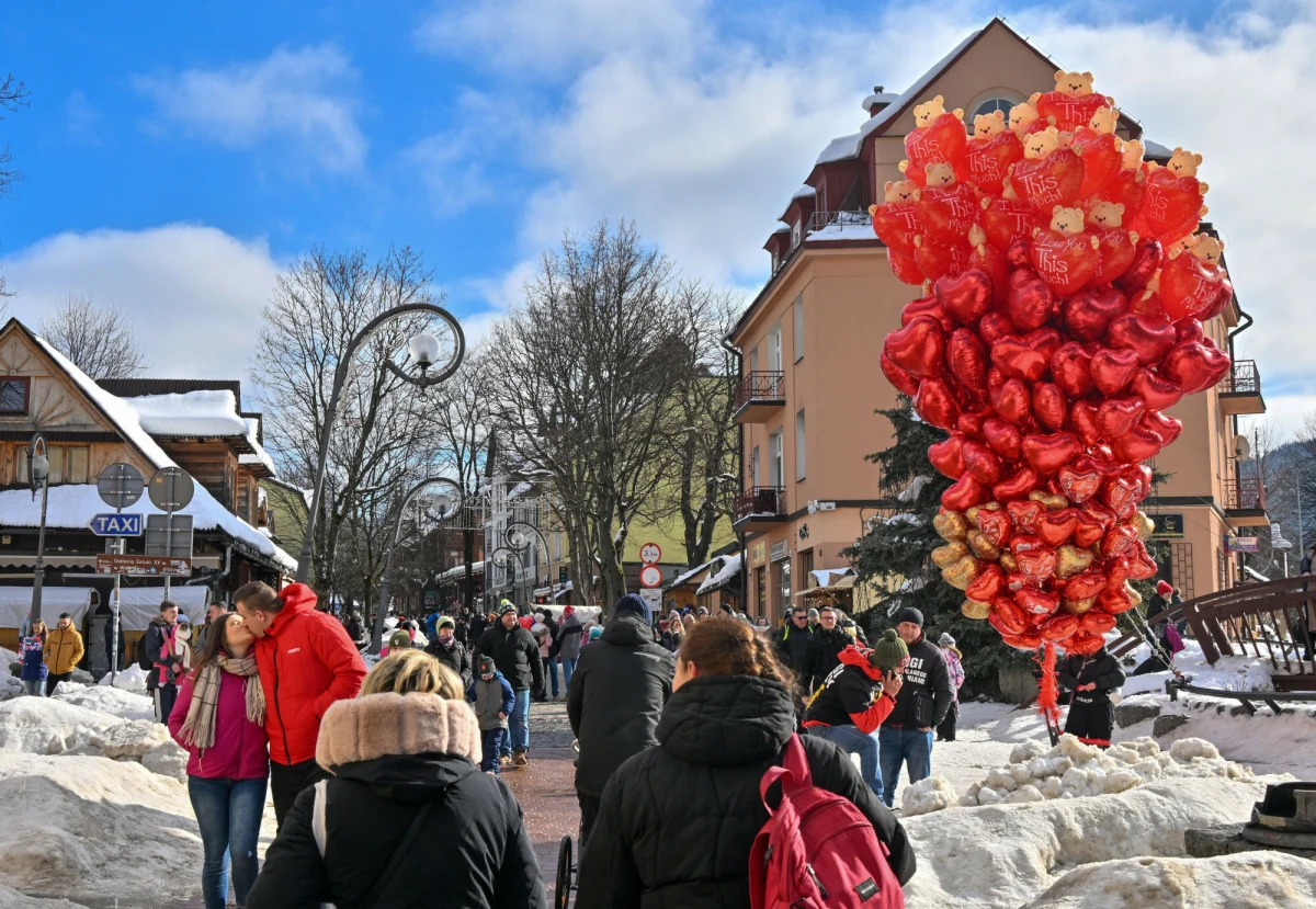 Zakopane przeżywa walentynkowe oblężenie. Już od rana na popularnej zakopiance panował wzmożony ruch samochodowy, a w sobotę w mieście pod Giewontem trudno było znaleźć wolne miejsce parkingowe. Na ulicach panuje tłok, a Krupówki są wypełnione spacerującymi parami.