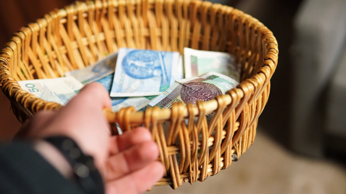 We wszystkich świątyniach katolickich w Polsce po mszach świętych odbywa się dzisiaj zbiórka do puszek na pomoc dla Ukrainy. Inicjatorem zbiórki Caritas Polska, która jest pokłosiem dramatycznej sytuacji w co noc atakowanej, w większości odciętej od prądu i ogrzewania Ukrainie, jest przewodniczący Konferencji Episkopatu Polski abp Tadeusz Wojda. "Jak podkreślił Ojciec Święty Leon XIV, inicjatywy solidarnościowe pomagają ludziom przetrwać okres wielkich mrozów" - informuje Caritas.