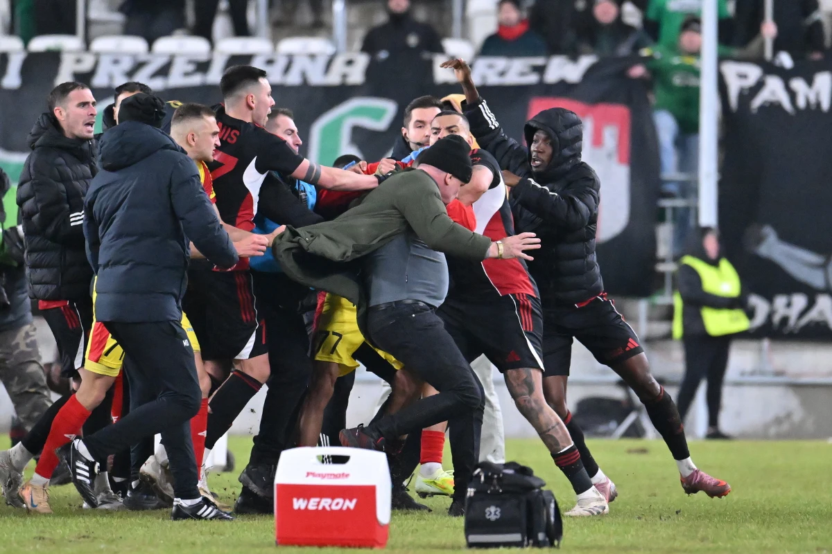 Kolejny mężczyzna został zatrzymany po piątkowym incydencie po meczu Radomiaka Radom i Korony Kielce. To 48-latek, który może mieć związek z rzuceniem przedmiotu na murawę. Po końcowym gwizdku, przy zejściu do szatni doszło do przepychanek pomiędzy zawodnikami obydwu drużyn. Musiała interweniować policja.