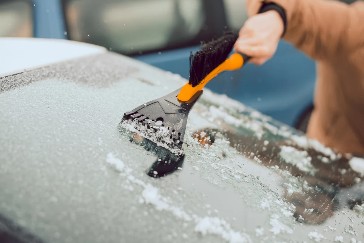 Nowe ostrzeżenia pogodowe wydał w niedzielne popołudnie Instytut Meteorologii i Gospodarki Wodnej. Alerty I stopnia dotyczące silnego mrozu dotyczą 9 województw. Temperatura możne spaść nawet do -23 st. C. Na południowym wschodzie Polski obowiązują natomiast ostrzeżenia przed intensywnymi opadami śniegu, który od niedzielnego poranka częściowo sparaliżował ruch m.in. w Małopolsce czy na Opolszczyźnie.
