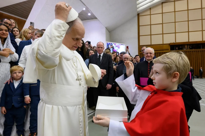 Niezapomniana audiencja. Ministrant z Polski wymienił piuskę z papieżem