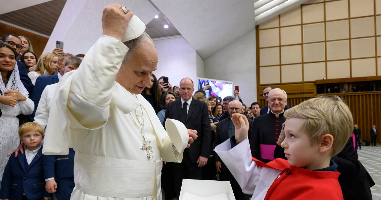 Niezapomniana audiencja. Ministrant z Polski wymienił piuskę z papieżem