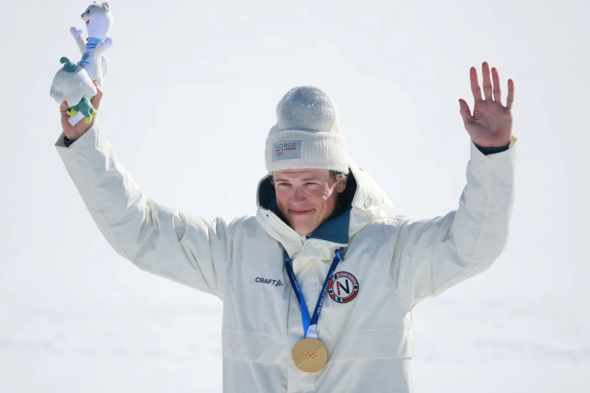 29-letni Johannes Hoesflot Klaebo, narciarz biegowy z Oslo, dokonał rzeczy, która jeszcze kilka lat temu wydawała się nieosiągalna. Podczas niedzielnych zmagań w Tesero, gdzie wraz z kolegami z reprezentacji Norwegii triumfował w sztafecie 4x7,5 km, Klaebo wywalczył swój dziewiąty złoty medal zimowych igrzysk olimpijskich. Tym samym stał się pierwszym sportowcem, który może pochwalić się tak imponującym dorobkiem.