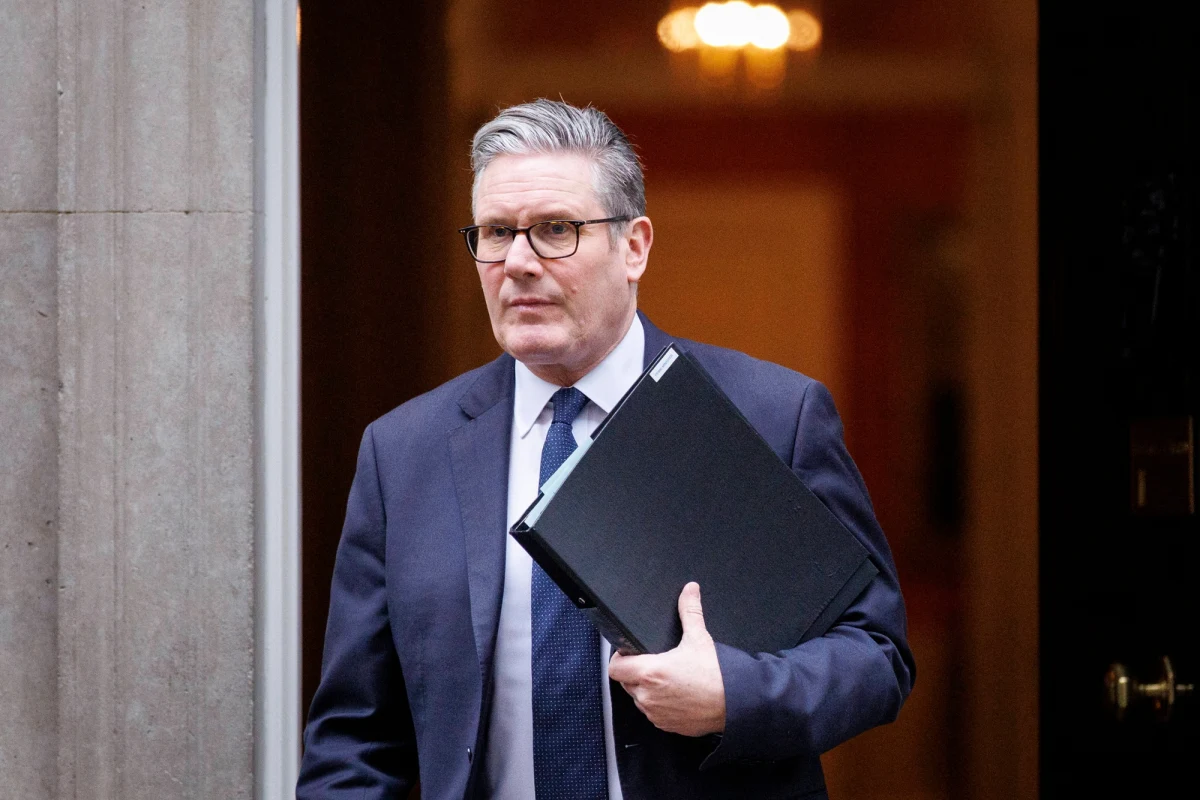 "Starmer jest w tej chwili w pozycji, która po angielsku nazywa się In office, but not in power, czyli ciągle formalnie sprawuje funkcję premiera, ale już nie kontroluje najważniejszych wypadków" - powiedział dr Przemysław Biskup z Polskiego Instytutu Spraw Międzynarodowych na antenie Radia RMF24. Gość "Przeglądu zagranicznego" stwierdził, że powołując kontrowersyjnych polityków na kluczowe stanowiska, Starmer wykazał się albo dziecięcą naiwnością, albo bardzo dużą zdolnością i chęcią przymykania oczu na różne kwestie.