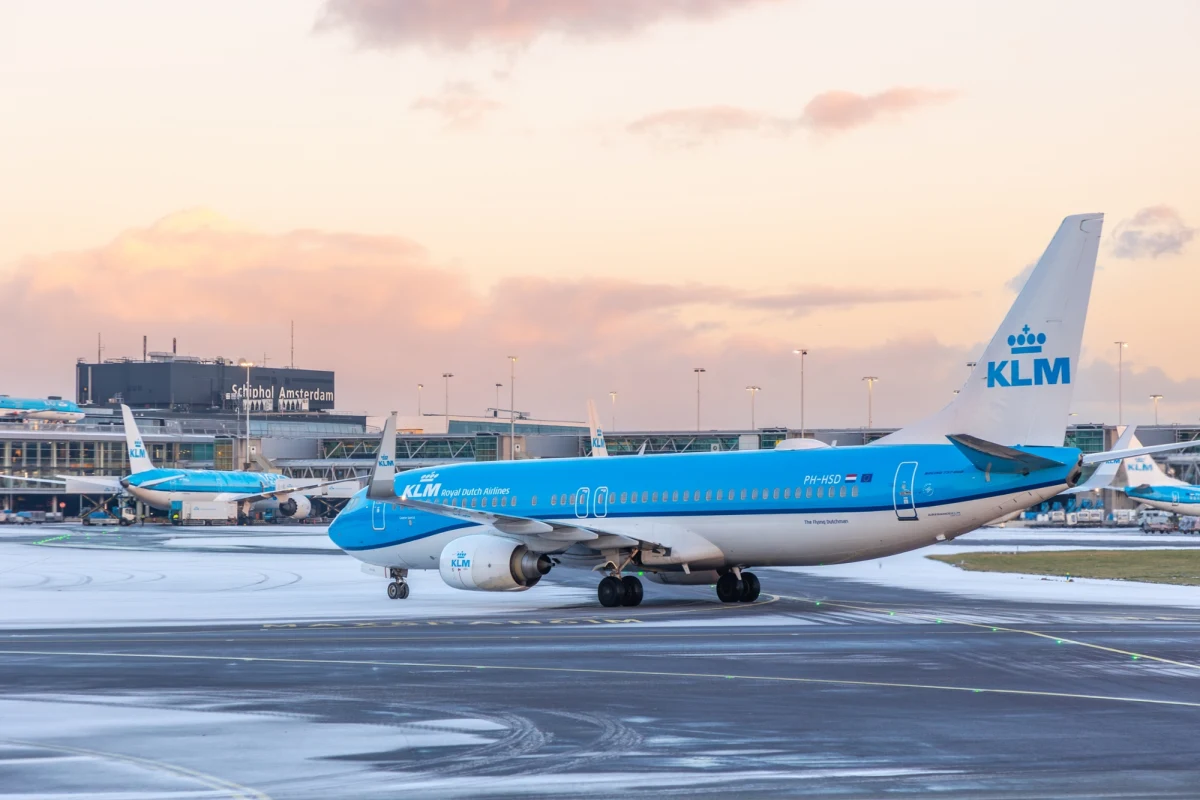 Z powodu prognozowanych opadów śniegu i silnego wiatru odwołano w niedzielę 170 lotów z i na lotnisko Schiphol w Amsterdamie, w tym 150 rejsów linii KLM. Odwołania dotyczą połączeń zaplanowanych w godzinach 17-24. W całej Holandii ogłoszono drugi stopień w czterostopniowej skali ostrzeżeń pogodowych.