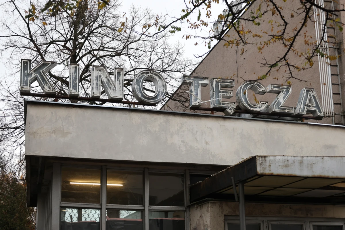 W trakcie prac remontowych prowadzonych w warszawskim Kinie Tęcza robotnicy natrafili na ogromny silnik, który może mieć nawet 100 lat. "Wszystko wskazuje na to, że pierwotnie mógł służyć do zasilania prądnicy" - czytamy we wpisie stołecznego kina zamieszczonym w mediach społecznościowych. 