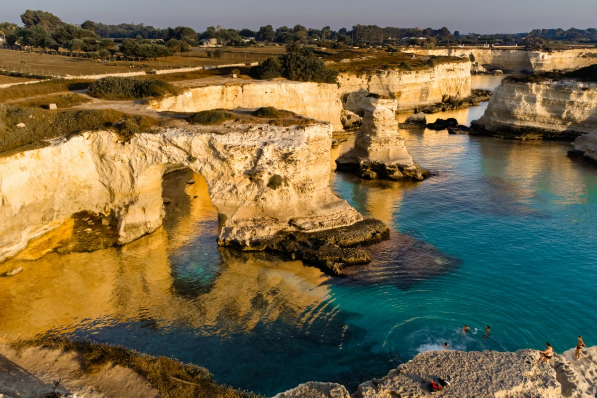 Na wybrzeżu Adriatyku w krainie Salento we włoskim regionie Apulia w wyniku sztormu runął jeden z tamtejszych symboli - skalny Łuk Świętego Andrzeja, nazywany Łukiem Miłości. Było to jedno z najbardziej malowniczych miejsc w tamtych stronach. Do zdarzenia doszło tuż po walentynkach.