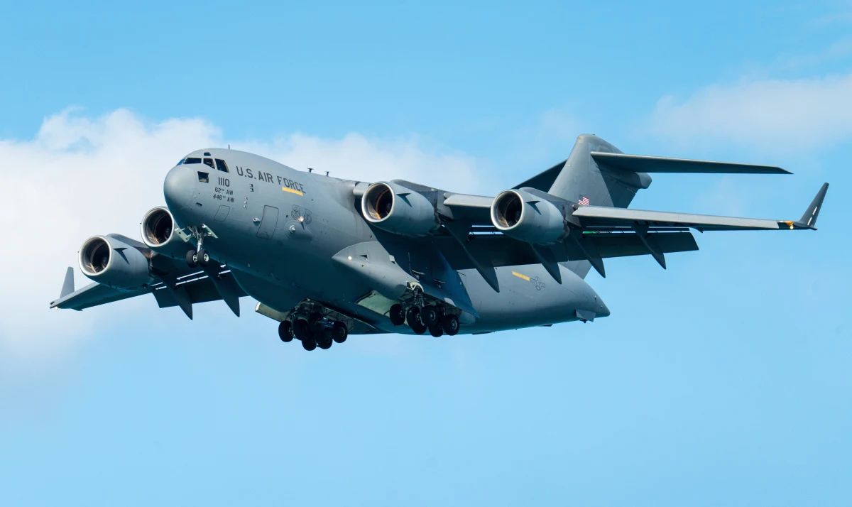 Mały reaktor jądrowy po raz pierwszy przetransportowano samolotem. Amerykańskie resorty energii i obrony przewiozły go w niedzielę z Kalifornii do Utah, ukazując potencjał szybkiego przemieszczania energii jądrowej do celów wojskowych i cywilnych - poinformowała agencja Reutera.