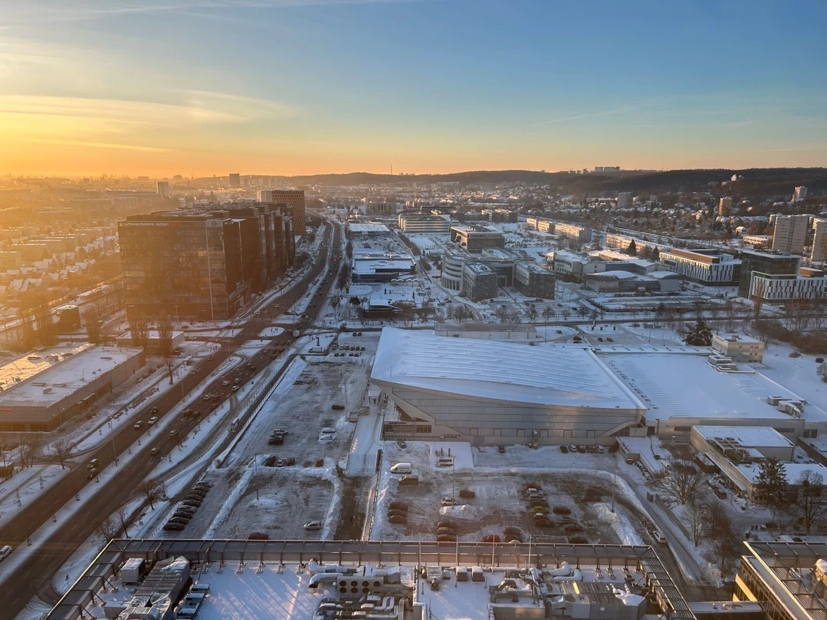 Poranny mróz sięgający minus 17 stopni Celsjusza spowodował poważne utrudnienia w komunikacji miejskiej i kolejowej w Trójmieście. Mieszkańcy Gdańska muszą liczyć się z opóźnieniami i odwołanymi kursami zarówno tramwajów, jak i pociągów.