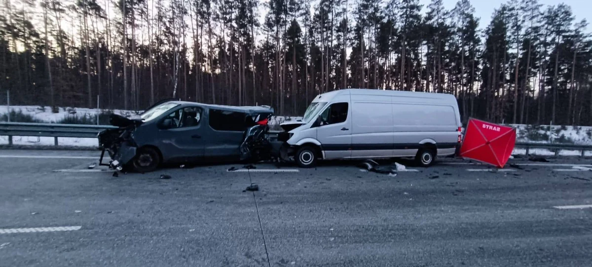 O poranku na drodze S8 w rejonie Ostrowi Mazowieckiej doszło do śmiertelnego wypadku. Zginęły dwie osoby. 