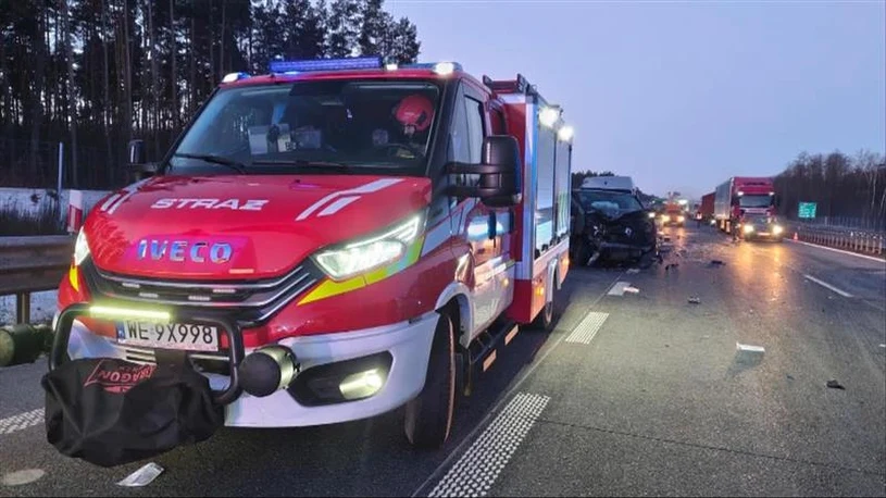 Tragiczny wypadek na S8. Ofiary śmiertelne po zderzeniu busów z ciężarówką