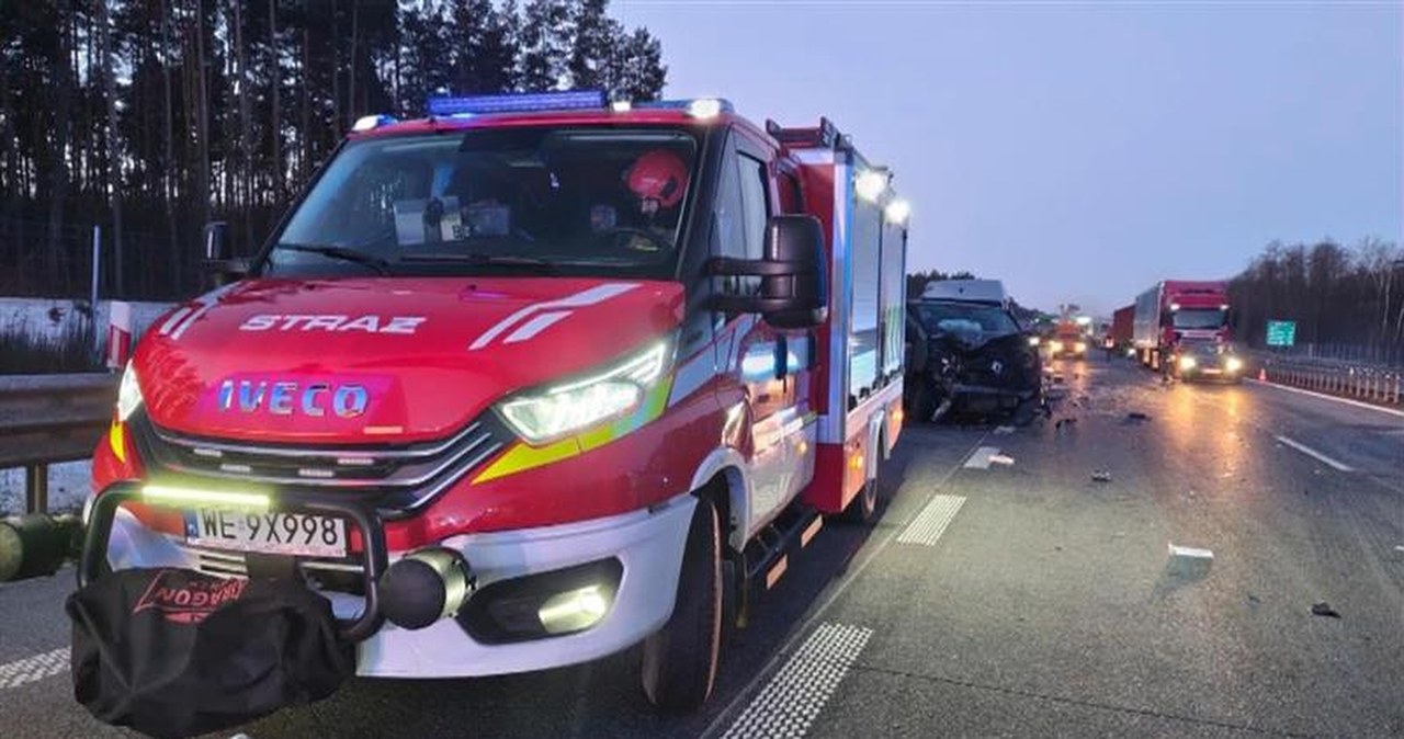 Tragiczny wypadek na S8. Ofiary śmiertelne po zderzeniu busów z ciężarówką