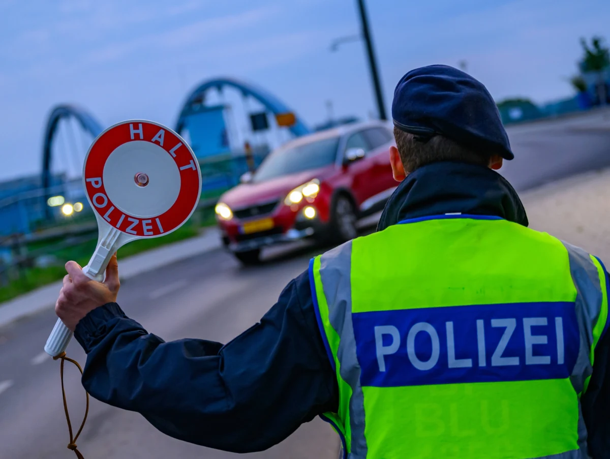 Szef niemieckiego MSW Alexander Dobrindt w rozmowie z "Bildem" zapowiedział przedłużenie kontroli granicznych o kolejne sześć miesięcy. Działania służb mogą spowodować spore opóźnienia na przejściach granicznych. 
