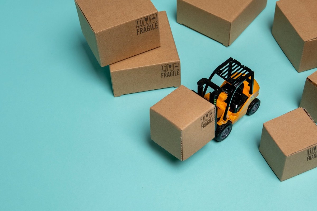 Gadżety reklamowe a logistyka - jak projektować zamówienia żeby uniknąć kosztownych poprawek?