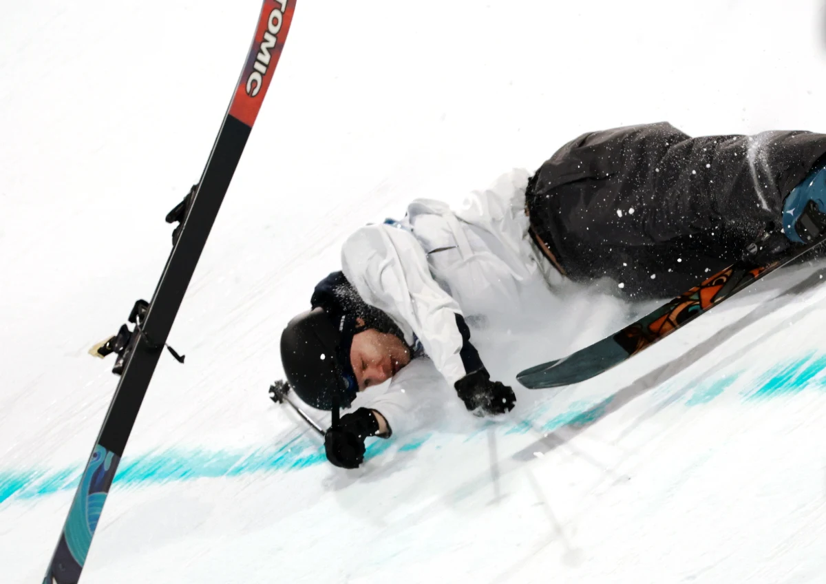 Chwile grozy na igrzyskach olimpijskich w Mediolanie i Cortinie. Podczas kwalifikacji w snowboardowej konkurencji big air doszło do niebezpiecznego upadku fińskiego zawodnika, 18-letniego Eliasa Lajunena.