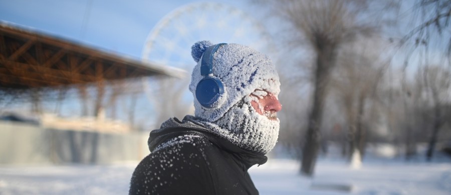 Instytut Meteorologii i Gospodarki Wodnej wydał ostrzeżenia pierwszego stopnia dla kilku regionów kraju. Silny mróz - nawet do minus 23 stopni - zapowiadany jest na północnym wschodzie. Z kolei na Dolnym Śląsku mogą spaść marznące opady. 