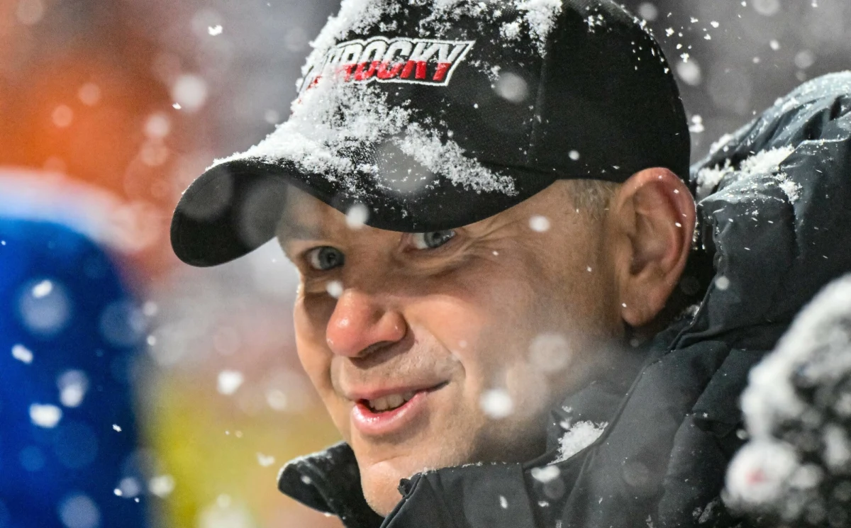 "Gdyby to była inna marka, ale polska, to włożyłbym inną" - mówi o włożeniu czapki i koszulki firmy Nowrocky na spotkanie z olimpijczykami prezydent Karol Nawrocki. W Polsat News zapewnił, że nie ma żadnych relacji finansowych z marką. "Czy naprawdę mam chodzić bez ubioru? Jeśli komukolwiek wydaje się, że będzie ubierał prezydenta Polski, to jest w błędzie" - stwierdził. 