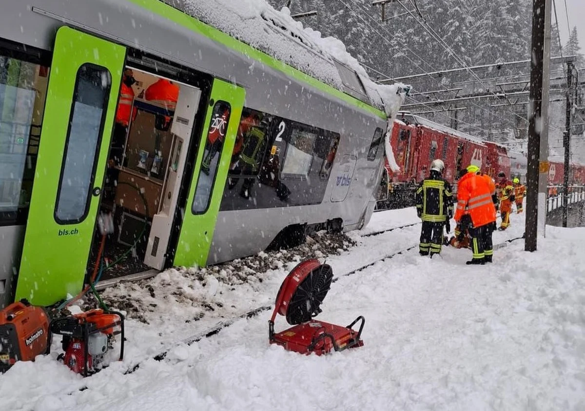 Pociąg z kilkudziesięcioma podróżnymi wykoleił się w poniedziałek w pobliżu Goppenstein w południowej części Alp Szwajcarskich. Pięć osób zostało rannych. Przyczyną wykolejenia miała być lawina.